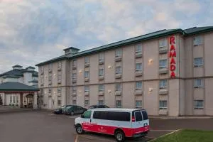 Ramada by Wyndham Red Deer Hotel & Suites - Sylvan Lake