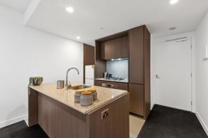 A Comfy Apt Only a 5-min Walk to Victoria Market