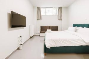 Snug studio apartment with shared garden V