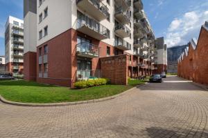 Bright Apartment with Balcony Close to the Poniatowski Park Łódź by Noclegi Renters