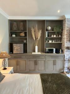 Camellia Cottage: Bay Room
