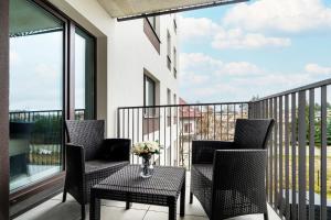Beautiful Apartment with Balcony & Free Garage by Noclegi Renters