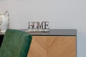 Beautiful Apartment with Balcony & Free Garage by Noclegi Renters