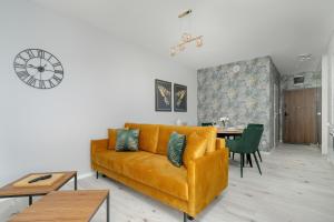 Beautiful Apartment with Balcony & Free Garage by Noclegi Renters