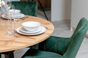 Beautiful Apartment with Balcony & Free Garage by Noclegi Renters