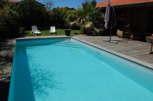 LECLUSE maison tout confort piscine chauffée quartier prisé