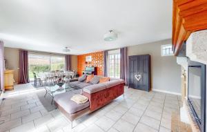 Maisons de vacances Cozy Home In Saint-aubin-routot With Kitchen : photos des chambres