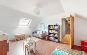 Maisons de vacances Cozy Home In Saint-aubin-routot With Kitchen : photos des chambres