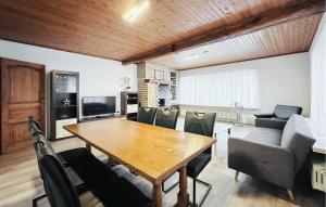 Nice Home In Oostende With Wifi