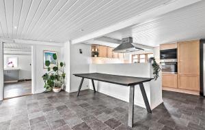 Stunning Home In Skærbæk With Wifi