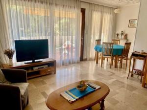 Charmant F2 avec terrasse, parking, et WiFi - à 600m des thermes dAmélie-les-Bains - FR-1-703-129