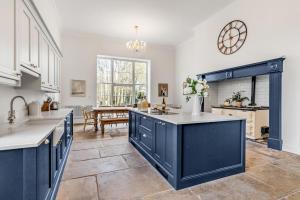 Beccles Georgian Mansion l 9 Bedrooms, Hot Tub & Parkland