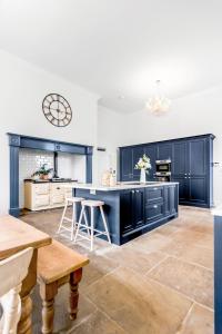 Beccles Georgian Mansion l 9 Bedrooms, Hot Tub & Parkland