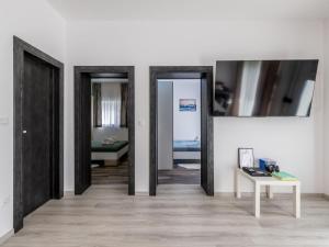 Apartment Luxury Apartman Mir by Interhome