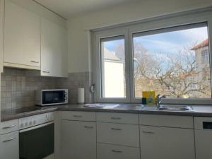 Beautiful, quite and very central 2 bedroom flat (Sky6)