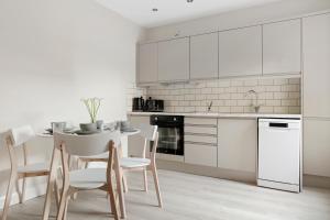 Lovely 2 Bedroom House - Free Parking - Accommodation near QMC Hospital & University of Nottingham - Suitable for Short Stays & Long Stays