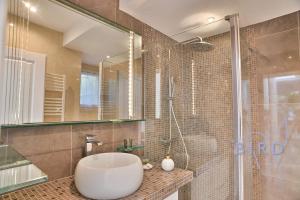 heart of Golfe-Juan ideal for those without car