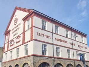 Apartment 1 Old Conservative Club in Historic - Town Pass the Keys