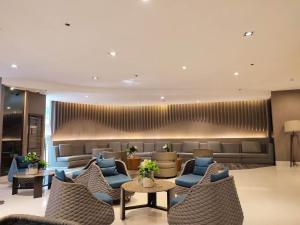 Shatzes Place-One Bedroom Pool view near MOA and Airport