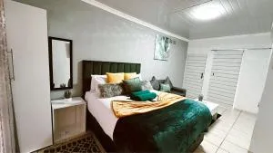 Contemporary Gem: Studio with Serene Pool View - Dannhauser