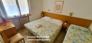 Camera Tripla Economy