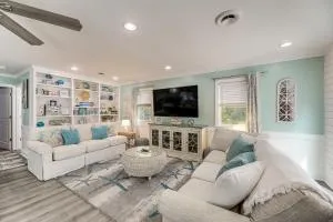 Emerald Isle Beach House Walk to the Sand! - جزيرة الزمرد