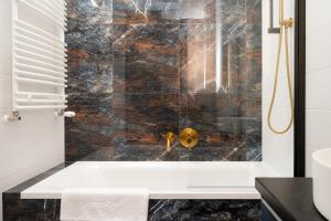 Wieniawskiego Chic Apartment by BookingHost