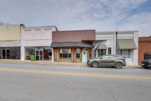 Downtown Lineville Vacation Rental about 10 Mi to Lake