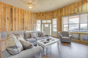 Downtown Lineville Vacation Rental about 10 Mi to Lake