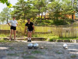 Maisons de vacances Holiday Home Camping Sunelia La Presqu-ile-2 by Interhome : photos des chambres