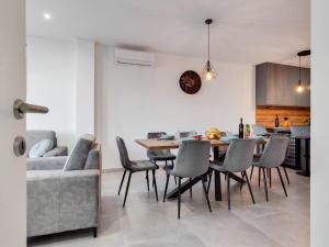 Holiday Home Tica by Interhome