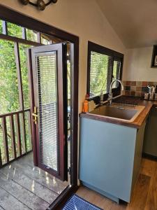 Treetops Lodge, private Cornish hideaway, parking, garden