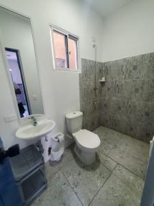 Hotelito La Aventura, AC private WC rooms near the old town, no tax