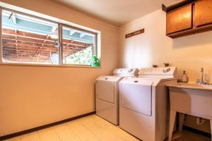 Basement Apartment w Hot Tub & Bombshelter!