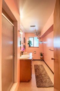 Basement Apartment w Hot Tub & Bombshelter!