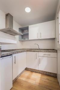 Duquesa port studio apartment - bright sunlit terrace