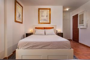 Duquesa port studio apartment - bright sunlit terrace