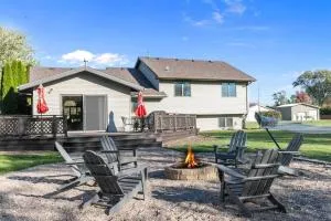 Lilly Lakeside- Large Tri Level home - Van Dyne
