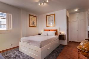 Duquesa port studio apartment - bright sunlit terrace