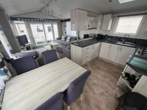 Heron 41, Scratby - California Cliffs, Parkdean, sleeps 6, pet friendly, bed linen and towels included - close to the beach - Scratby