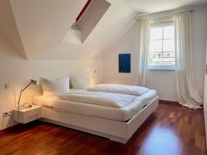 Ferienwohnung Seeblick - exklusive Wohnung in erster Reihe mit Balkon und Seeblick