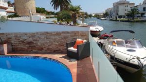 Villa Empuriabrava on main canal with 13 m private mooring, private pool, air con inrooms, non-smoking