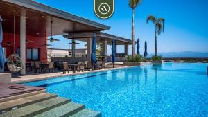 Cozy Apt with Private Terrace - Rooftop Pool
