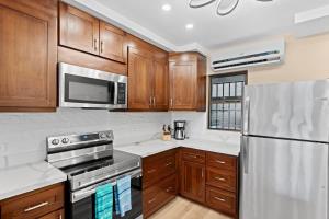 Stylish 2-Bedroom Beach Condo with Ocean-View Deck, Lush Pool Area & 2-Minute Walk to Flamingo Beach