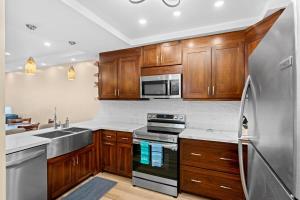 Stylish 2-Bedroom Beach Condo with Ocean-View Deck, Lush Pool Area & 2-Minute Walk to Flamingo Beach