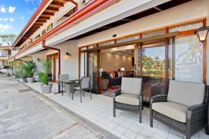 Stylish 2-Bedroom Beach Condo with Ocean-View Deck, Lush Pool Area & 2-Minute Walk to Flamingo Beach