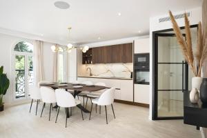 VILLA DES PERGOLAS 12 Pers-Parking-Jardin -JACUZZI - arrét TRAM , 5 min plages ,