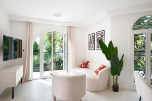 VILLA DES PERGOLAS 12 Pers-Parking-Jardin -JACUZZI - arrét TRAM , 5 min plages ,