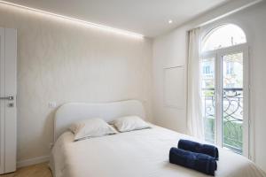 VILLA DES PERGOLAS -6 Bdrs - 5 bathrs -Parking -Jardin -JACUZZI -TRAMstation , 10 min beach