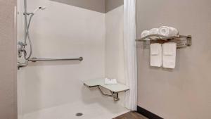 Double Room - Disability Access - Roll In Shower room in Motel 6-Richland WA